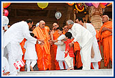 To commemorate the 100th murti-pratishtha anniversary (patotsav) of Bochasan Mandir Swamishri releases balloons from the mandir podium