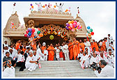 To commemorate the 100th murti-pratishtha anniversary (patotsav) of Bochasan Mandir Swamishri releases balloons from the mandir podium