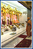Swamishri engaged in Thakorji's darshan after his arrival