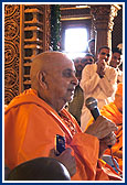 Swamishri blesses the congregation