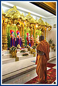 Swamishri engaged in Thakorji's darshan