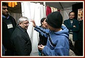 Children welcome devotees by applying chandlo