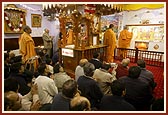 Sadhus perform arti of murtis and Akshar Deri