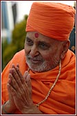 Swamishri joyfully bowing to the devotees as they file past to begin the Walk