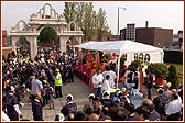 Streams of walkers start the Walk after having darshan of Swamishri