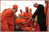 Swamishri greeting the Mayor of Brent