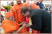 Swamishri greeting Rt. Hon. Tony McNulty