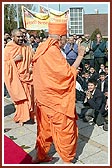Pramukh Swami Maharaj blessing pupils of The Swaminarayan School