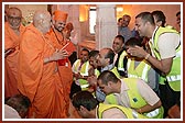 Swamishri blessing the car park volunteers