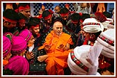 Swamishri blesses the dancers