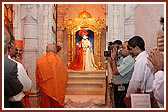 Swamishri engaged in darshan of Ghanshyam Maharaj