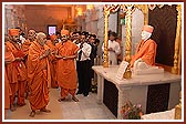 Swamishri engaged in murti darshan