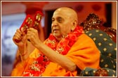 Swamishri plays the kartals during the kirtan, Vadtal Gaame Fulavadiye Re…