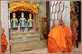 Swamishri doing darshan before leaving for the airport