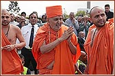 Swamishri folds his hands to all the gathered devotees