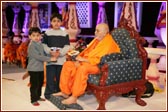 Swamishri presents the trophies for the Sponsored Walk