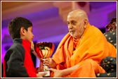 Swamishri presents the trophies for the Sponsored Walk