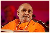 Swamishri seated in the assembly