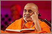 Swamishri seated in the assembly