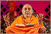 Swamishri addressing the evening assembly