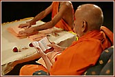 Swamishri reading the Shikshapatri 