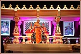 Swamishri performing arti in the Haveli