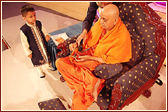 Swamishri plays a small violin