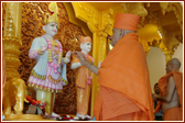 Swamishri performs the murti pratishta vidhi