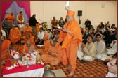 Swamishri performs the arti