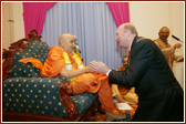 Councillor Michael Dolling, Mayor of Luton garlands Swamishri