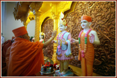 Swamishri performs the murti pratishta vidhi