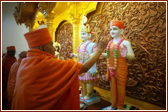 Swamishri performs the murti pratishta vidhi