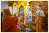 Swamishri performs the murti pratishta vidhi