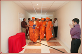 Swamishri sanctifies the mandir building