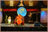 Swamishri lovingly expalins the importance of Satsang