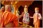 Swamishri performs the murti pratishta vidhi