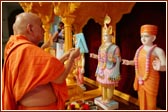 Swamishri performs the murti pratishtha vidhi