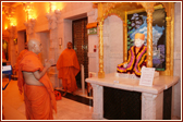 Swamishri doing darshan of Brahmaswarup Yogiji Maharaj