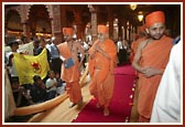 Swamishri greets devotees in the Haveli