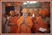 Swamishri engaged in murti darshan