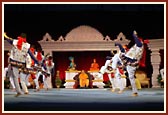 Kishores and balaks welcome Swamishri with a colourful dance