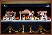 Kishores and balaks welcome Swamishri with a colourful dance