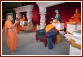 Swamishri performs arti