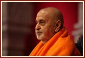 Swamishri blesses the assembly