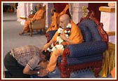 Swamishri being welcomed with a garland