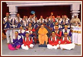 Kishores and balaks welcome Swamishri with a colourful dance