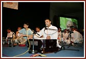 Kishores singing in Swamishri's puja