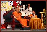 Swamishri performs Harikrishna Maharaj's pujan