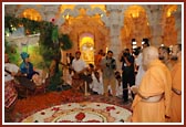 Swamishri performs darshan of hindolo