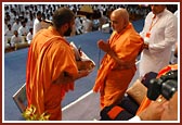 Swamishri pays his respects to Harikrishna Maharaj